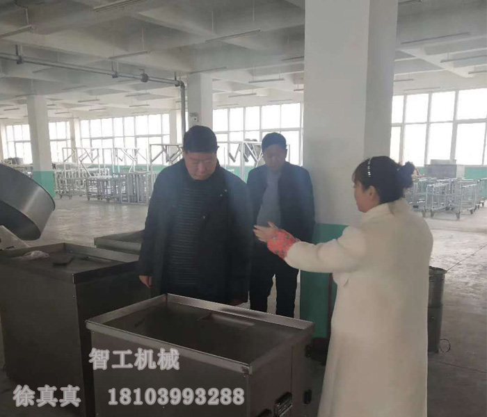 魯山老客戶再次來許昌智工考察訂購湯圓機(jī)、元宵制陷機(jī)！